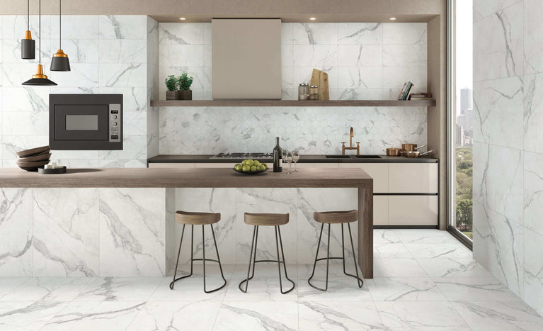 Cuisine moderne avec carrelage en marbre blanc Céramique Marble Stone Bianco, îlot central, tabourets de bar, électroménagers intégrés et étagères murales. Ambiance lumineuse et élégante, parfaite pour un intérieur résidentiel ou commercial.