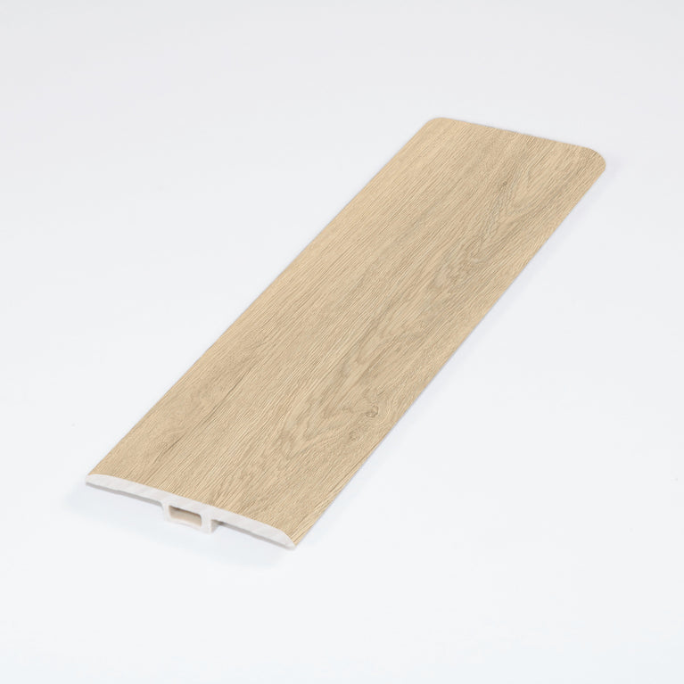 Moulure en T 96" pour vinyle SPC Azura, transition élégante entre planchers de même hauteur, finition harmonieuse pour passages et embrasures. Aspect bois clair, design épuré. Vinyles SPC,Nouveautés,En stock,Tous produits