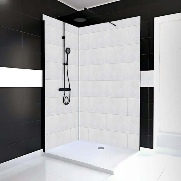 Panneaux muraux en PVC dans une douche moderne avec robinetterie noire | Entrepôt de la Réno