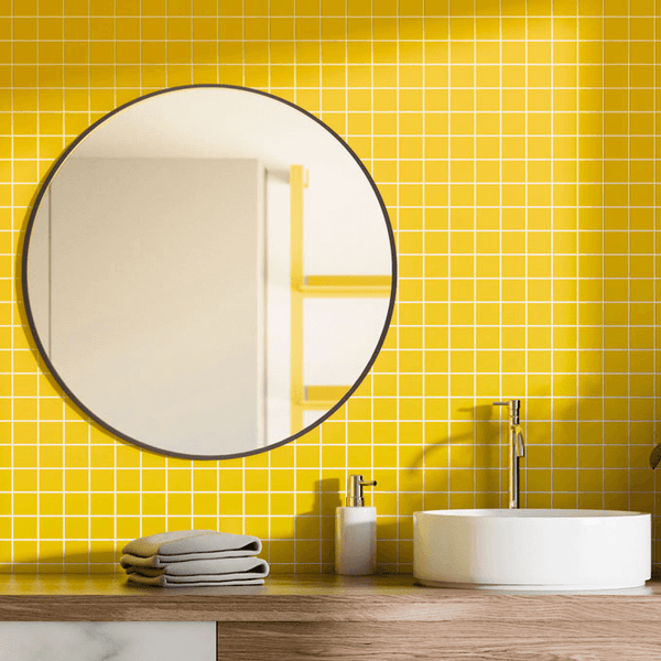 Miroir rond sur mur jaune carrelé, ajoutant lumière et espace à la décoration moderne | Entrepôt de la Réno