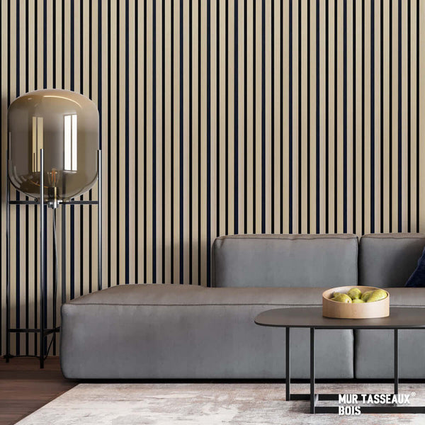 Mur tasseaux bois sur un mur avec un canapé gris et une lampe moderne | Entrepôt de la Réno