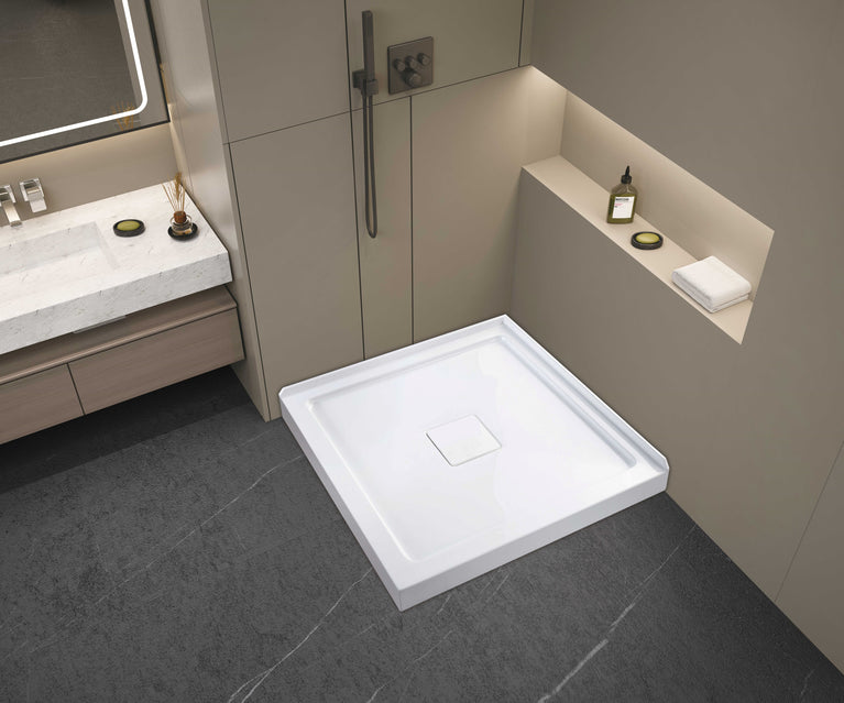 Douche moderne en coin avec base carrée blanche et porte en verre transparent. Intérieur minimaliste avec meuble-lavabo flottant et niche de rangement. Design élégant pour petite salle de bain contemporaine. Salles de bain, Bientôt disponibles