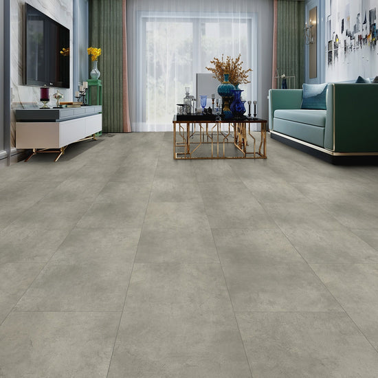 Salon moderne avec sol en vinyle SPC gris béton, moulure en T assortie pour une transition élégante entre les pièces. Design épuré et esthétique contemporaine. Vinyles SPC,Nouveautés,En stock,Tous produits