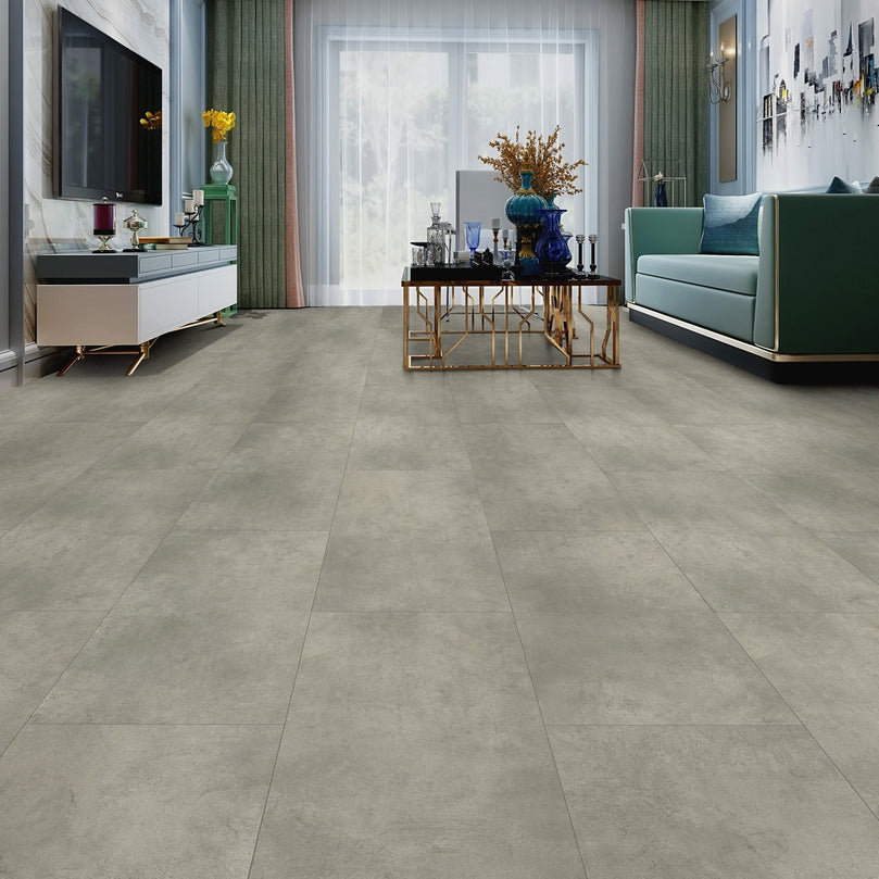 Salon moderne avec sol en vinyle SPC gris béton, moulure en T assortie pour une transition élégante entre les pièces. Design épuré et esthétique contemporaine. Vinyles SPC,Nouveautés,En stock,Tous produits