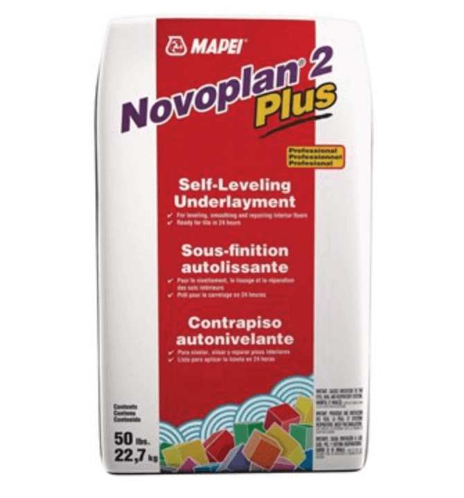 Sac de Novoplan 2 Plus, sous-finition autolissante de haute résistance pour supports de béton intérieurs. Emballage rouge et blanc avec texte multilingue. Poids 22,7 kg. Produits et accessoires de pose, Produits Mapei, En stock, Tous produits