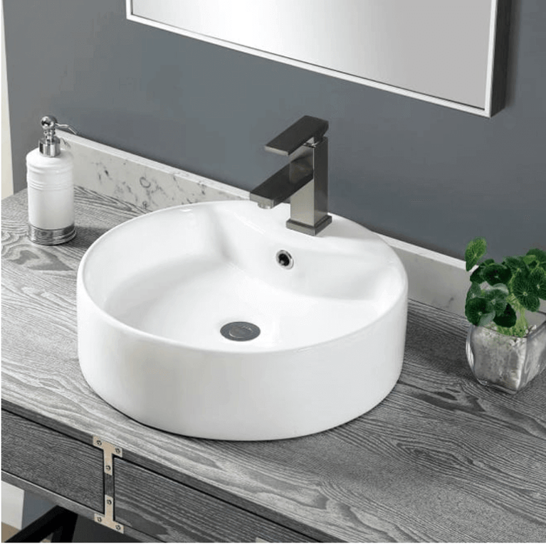 Lavabo rond blanc en porcelaine sur comptoir gris, robinet noir moderne, miroir et accessoires de salle de bain. Design élégant et minimaliste pour une salle de bain contemporaine. Salles de bain,Nouveautés,Tous produits