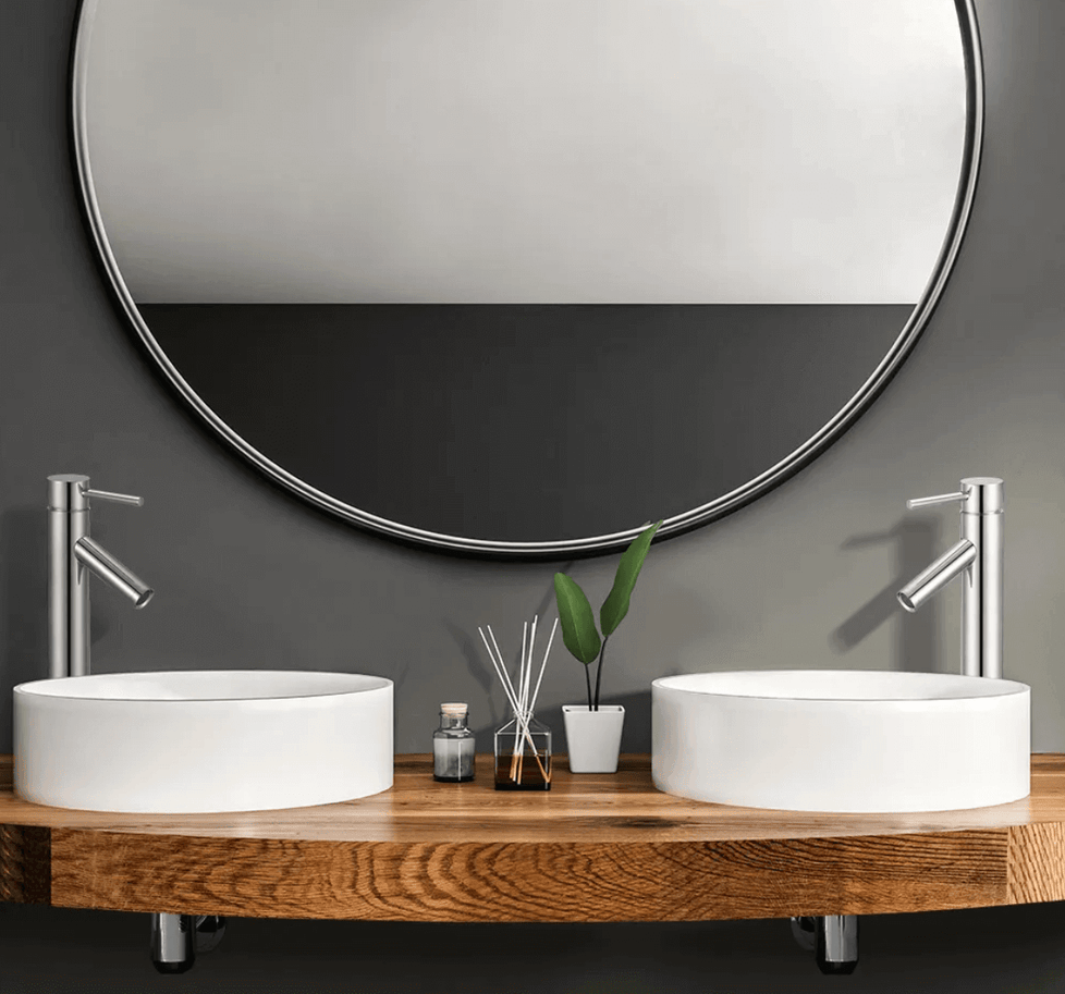 Lavabo rond blanc en porcelaine sur meuble en bois avec miroir circulaire, robinets modernes et accessoires décoratifs. Design élégant et minimaliste pour salle de bain contemporaine. Salles de bain,Nouveautés,Tous produits