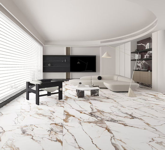 Salon avec carreaux céramique blanc avec un effet marbre Oikos Entrepôt de la Réno