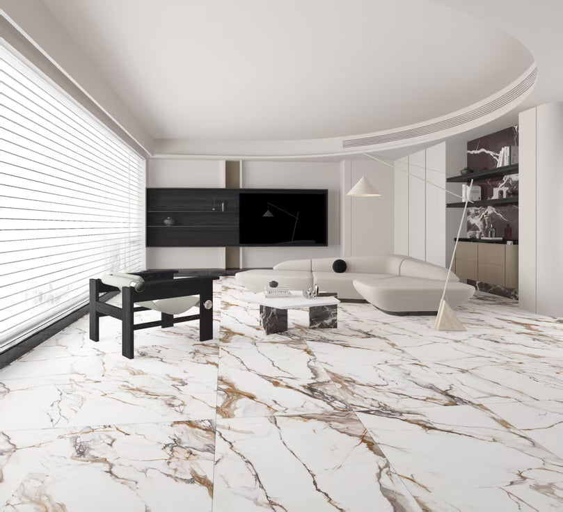 Salon avec carreaux céramique blanc avec un effet marbre Oikos Entrepôt de la Réno