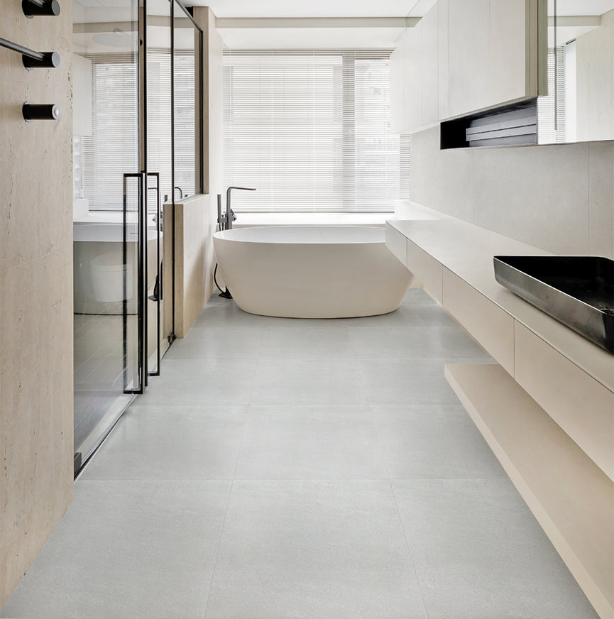 Exemple d'une salle de bain moderne dans les tons blancs et gris réalisée avec la céramique terra bianco par entrepot de la reno