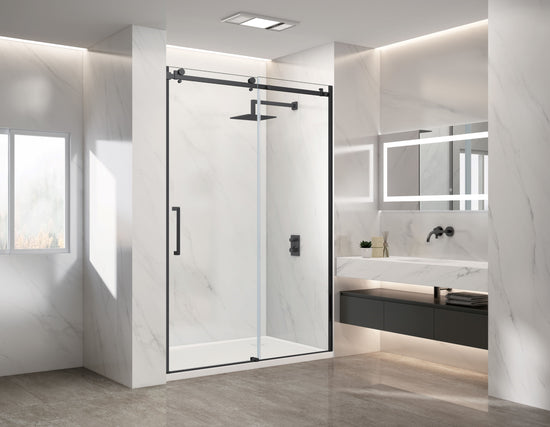 Douche en alcôve moderne avec porte coulissante noire, base blanche 36"x60", verre trempé 8mm, quincaillerie luxueuse, design épuré dans salle de bain lumineuse avec meuble-lavabo flottant et miroir éclairé. Salles de bain,Nouveautés,En stock,Tous produits