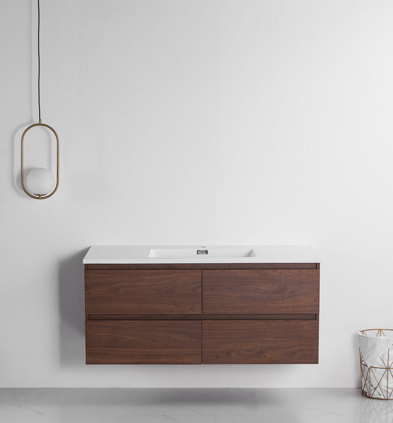 Meuble-lavabo flottant en bois de noyer de 48 pouces avec quatre tiroirs et comptoir blanc intégré, style scandinave moderne, dans une salle de bain minimaliste avec luminaire suspendu ovale et panier décoratif