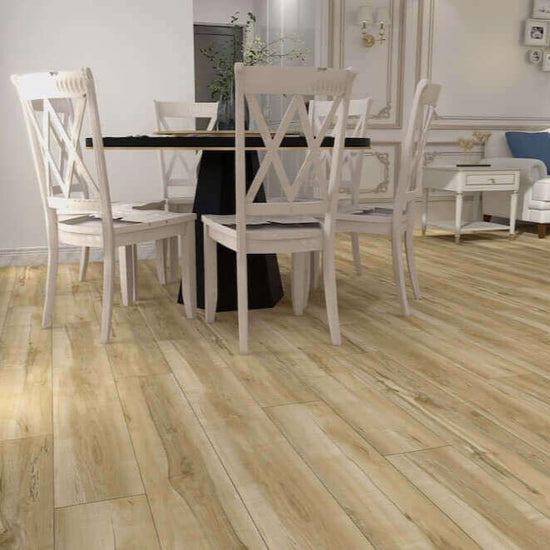 Salle à manger lumineuse avec plancher en vinyle SPC érable beige, table noire et chaises blanches, illustrant l'aspect esthétique et pratique du revêtement de sol résistant à l'eau pour un intérieur élégant et fonctionnel.