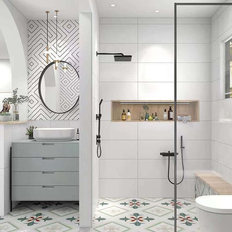 Salle de bain moderne avec carrelage métro blanc poli, douche à l'italienne, meuble vasque gris, miroir rond, motifs géométriques au mur et au sol, niche de rangement intégrée et éclairage suspendu élégant