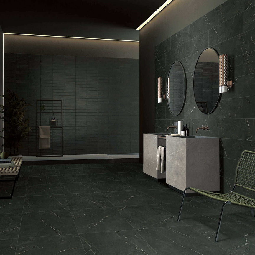 Salle de bain élégante avec carreaux Céramique Marble Stone Nero, murs et sol en marbre noir, miroirs ronds, éclairage tamisé et meuble-lavabo en béton, créant une ambiance luxueuse et contemporaine.