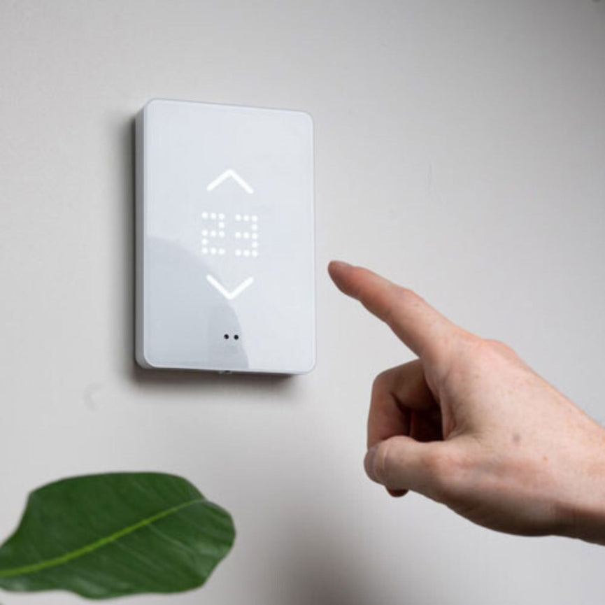 Thermostat intelligent Wi-Fi  pour planchers chauffants électriques. . la température est contrôlée par une commande tactile.