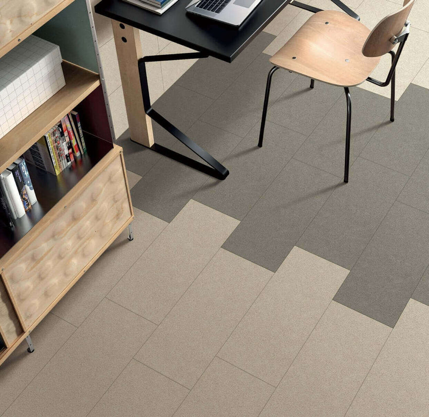 Carrelage gris mat Céramique Classique Grigio dans un bureau moderne, montrant sa polyvalence pour les sols et les murs. Surface élégante et durable, idéale pour espaces résidentiels et commerciaux légers.