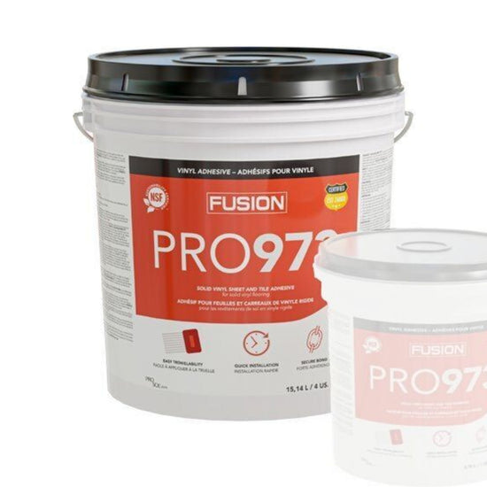 Seau de colle Fusion PRO973 pour plancher de vinyle, adhésif acrylique haute performance avec étiquette rouge, disponible en grand format de 15 litres et petit format