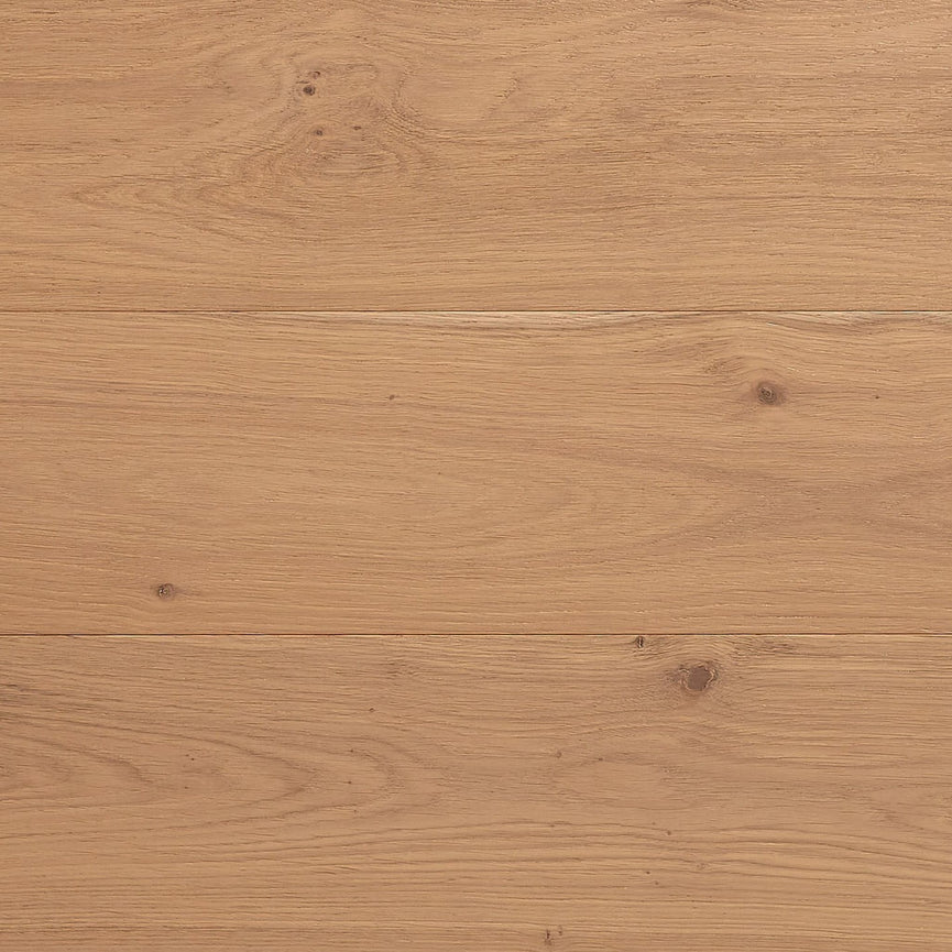 Plancher d'ingénierie en chêne blanc, couleur sésame, largeur de 7,5 pouces, finition brossée mate. Texture naturelle du bois avec nœuds visibles. Style élégant et contemporain pour intérieur. Nouveautés, En stock, Tous produits, Plancher d'ingénierie