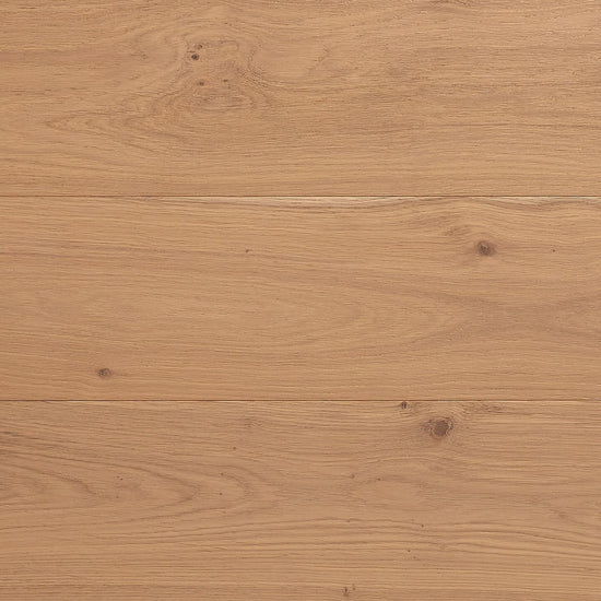 Plancher d'ingénierie en chêne blanc, finition sésame, texture brossée avec quelques nœuds. Lames larges de 10 1/4 pouces, aspect authentique et chaleureux. Idéal pour un intérieur élégant et moderne. Nouveautés, En stock, Tous produits, Plancher d'ingénierie