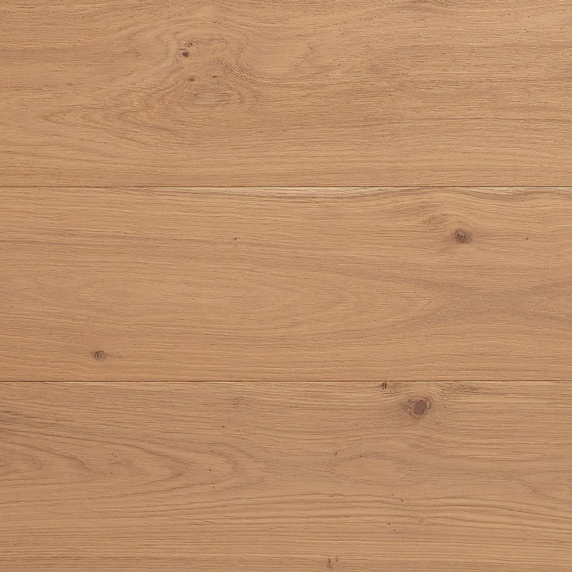 Plancher d'ingénierie en chêne blanc, finition sésame, texture brossée avec quelques nœuds. Lames larges de 10 1/4 pouces, aspect authentique et chaleureux. Idéal pour un intérieur élégant et moderne. Nouveautés, En stock, Tous produits, Plancher d'ingénierie