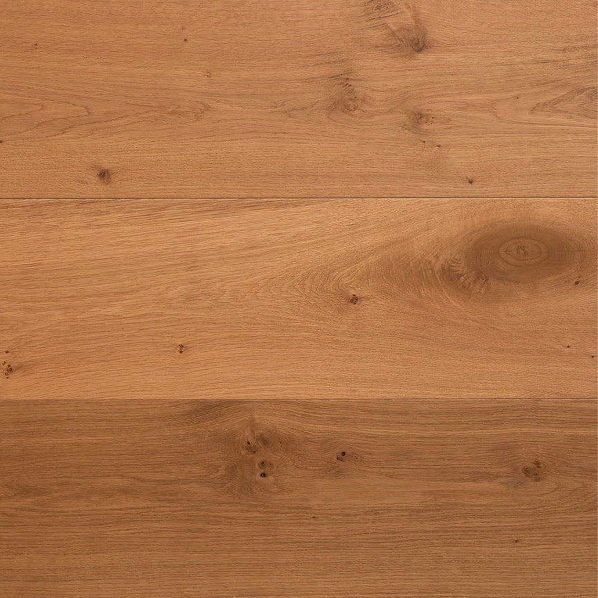 Plancher d'ingénierie en chêne blanc naturel, lames larges de 10 1/4 pouces, finition brossée mate, texture authentique avec nœuds visibles. Élégant et durable pour intérieur moderne. Nouveautés, En stock, Tous produits, Plancher d'ingénierie