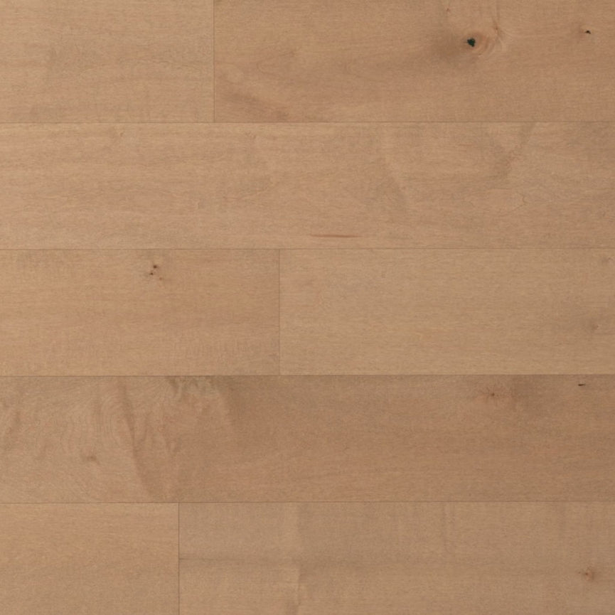 Plancher d'ingénierie en érable de couleur praline, lattes larges de 6 pouces, finition brossée mate avec légères variations et nœuds. Aspect élégant et classique pour intérieur résidentiel. Nouveautés, En stock, Tous produits, Plancher d'ingénierie