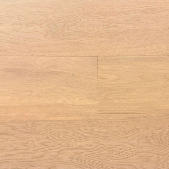 Plancher d'ingénierie chêne blanc vanille, lames larges 7.5 pouces, finition brossée, lustre mat. Texture en bois naturelle, couleur claire et chaleureuse. Idéal pour un intérieur élégant et lumineux. Nouveautés, En stock, Tous produits, Plancher d'ingénierie