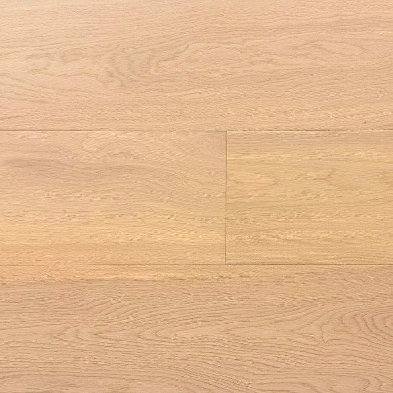 Plancher d'ingénierie chêne blanc vanille, lames larges 7.5 pouces, finition brossée, lustre mat. Texture en bois naturelle, couleur claire et chaleureuse. Idéal pour un intérieur élégant et lumineux. Nouveautés, En stock, Tous produits, Plancher d'ingénierie
