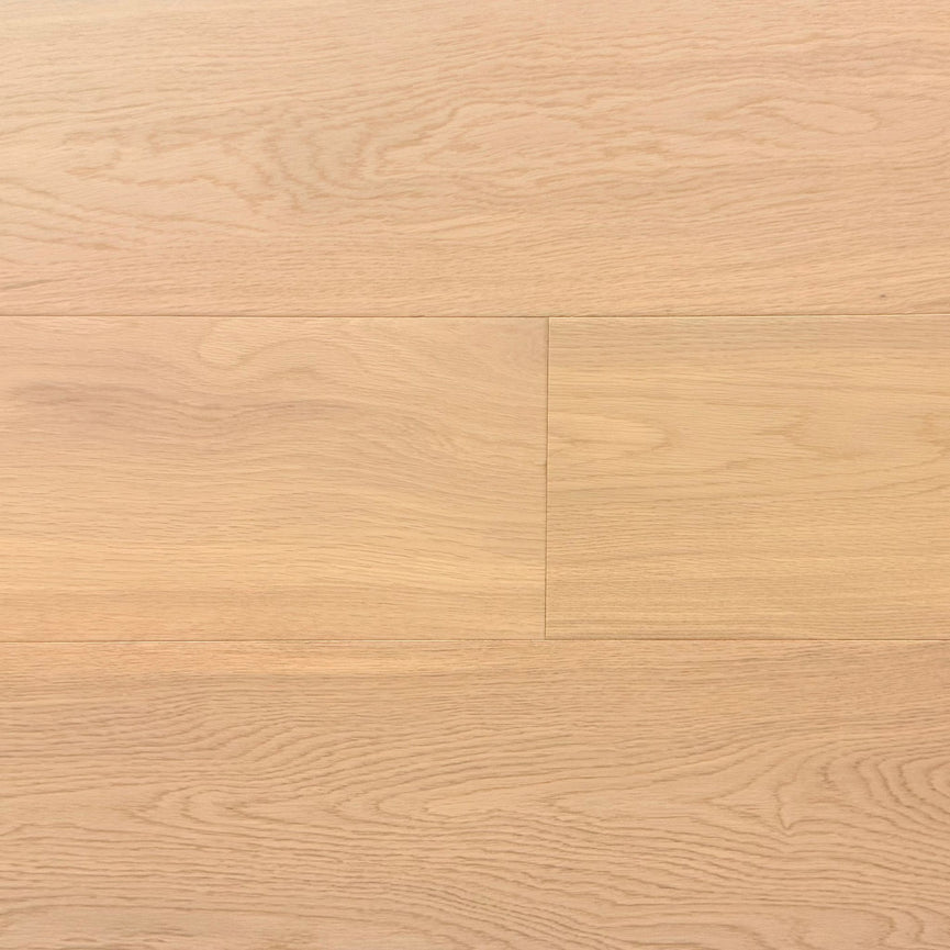 Plancher d'ingénierie chêne blanc vanille, lames larges 7.5 pouces, finition brossée, lustre mat. Texture en bois naturelle, couleur claire et chaleureuse. Idéal pour un intérieur élégant et lumineux. Nouveautés, En stock, Tous produits, Plancher d'ingénierie