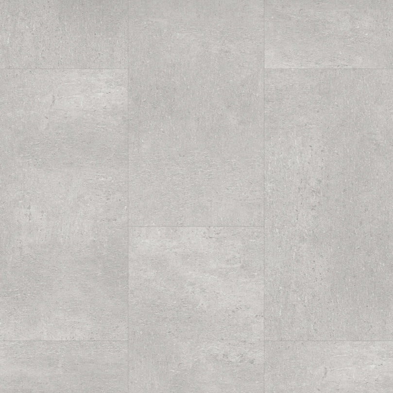 Plancher SPC effet béton gris moyen, texture mate légèrement embossée, format 12" x 24", idéal pour usage résidentiel et commercial, résistant à l'eau et aux rayons UV
