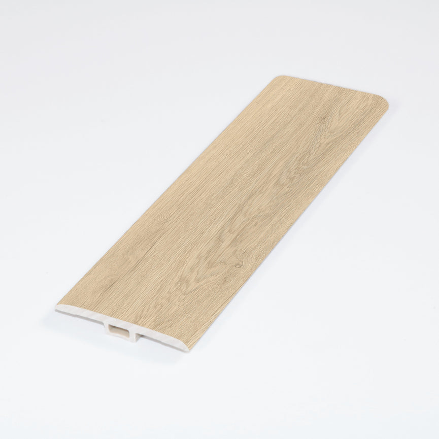 Moulure en T 96" pour vinyle SPC Azura, transition élégante entre planchers de même hauteur, finition harmonieuse pour passages et embrasures. Aspect bois clair, design épuré. Vinyles SPC,Nouveautés,En stock,Tous produits