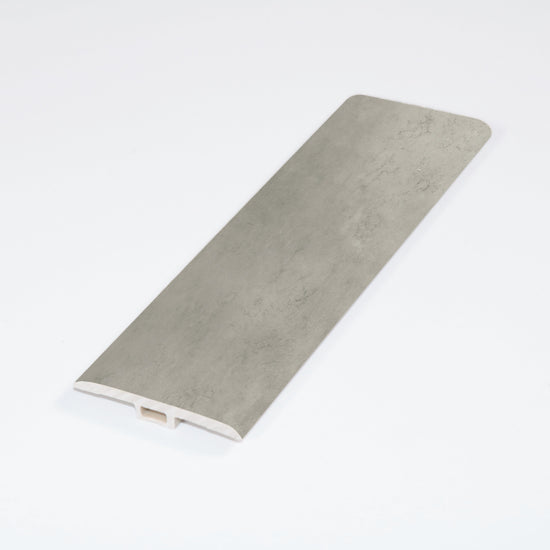 Moulure en T 96" pour vinyle SPC, finition béton gris pâle. Transition élégante entre planchers de même hauteur. Parfait pour passages et embrasures de porte. Design épuré et moderne pour une finition soignée. Vinyles SPC,Nouveautés,En stock,Tous produits