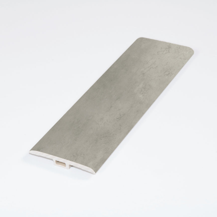 Moulure en T 96" pour vinyle SPC, finition béton gris pâle. Transition élégante entre planchers de même hauteur. Parfait pour passages et embrasures de porte. Design épuré et moderne pour une finition soignée. Vinyles SPC,Nouveautés,En stock,Tous produits
