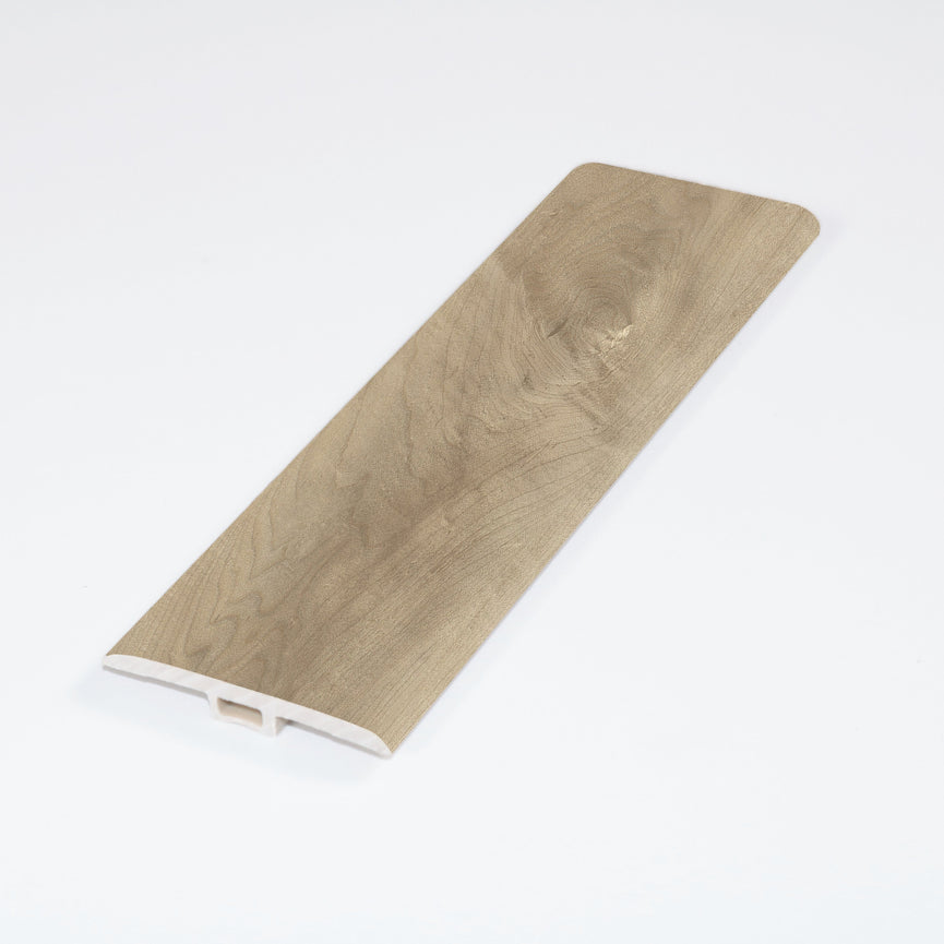Moulure en T en vinyle SPC couleur merisier naturel pour transition entre planchers de même hauteur. Finition élégante pour passages et embrasures de porte. Longueur de 96 pouces. Vinyles SPC,Nouveautés,En stock,Tous produits