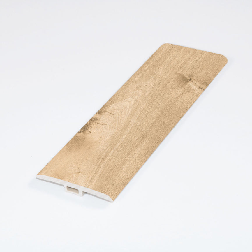 Moulure en T en vinyle SPC de 96 pouces, finition bois naturel, pour transition entre planchers de même hauteur. Accessoire de finition élégant pour passages et embrasures de porte. Vinyles SPC,Nouveautés,En stock,Tous produits