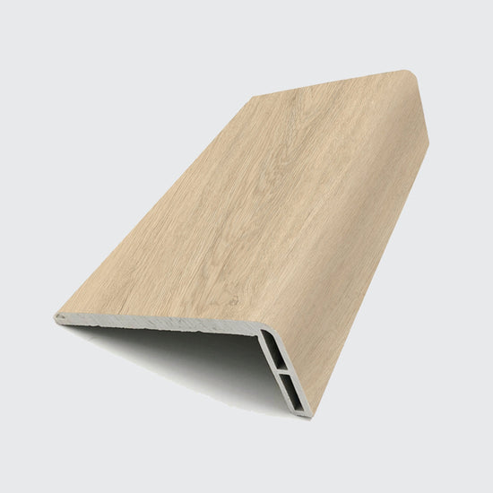 Nez de marche en vinyle SPC de couleur bois clair pour escalier, finition élégante et protection des rebords. Imperméable et facile à installer, compatible avec divers revêtements. Idéal pour une transition harmonieuse entre les marches. Vinyles SPC,Nouveautés,En stock,Tous produits