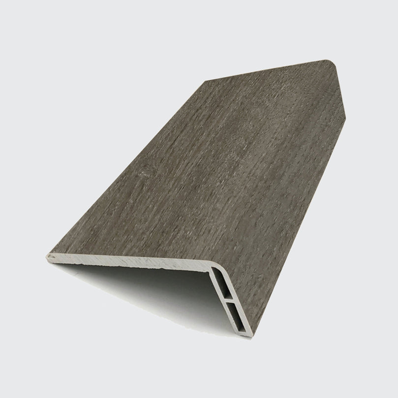Nez de marche en vinyle SPC chêne gris pour escalier, finition élégante et protection des rebords. Imperméable, résistant et facile à installer. Compatible avec surfaces lisses. Parfait pour une finition harmonieuse des marches. Vinyles SPC,Nouveautés,En stock,Tous produits
