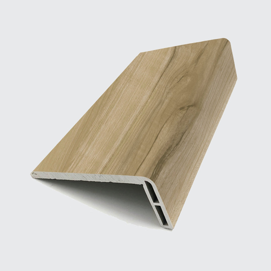 Nez de marche en vinyle SPC érable beige pour escalier, finition élégante et protection efficace des rebords. Installation facile, résistant à l'eau, aspect bois réaliste. Compatible avec diverses surfaces. Vinyles SPC,Nouveautés,En stock,Tous produits