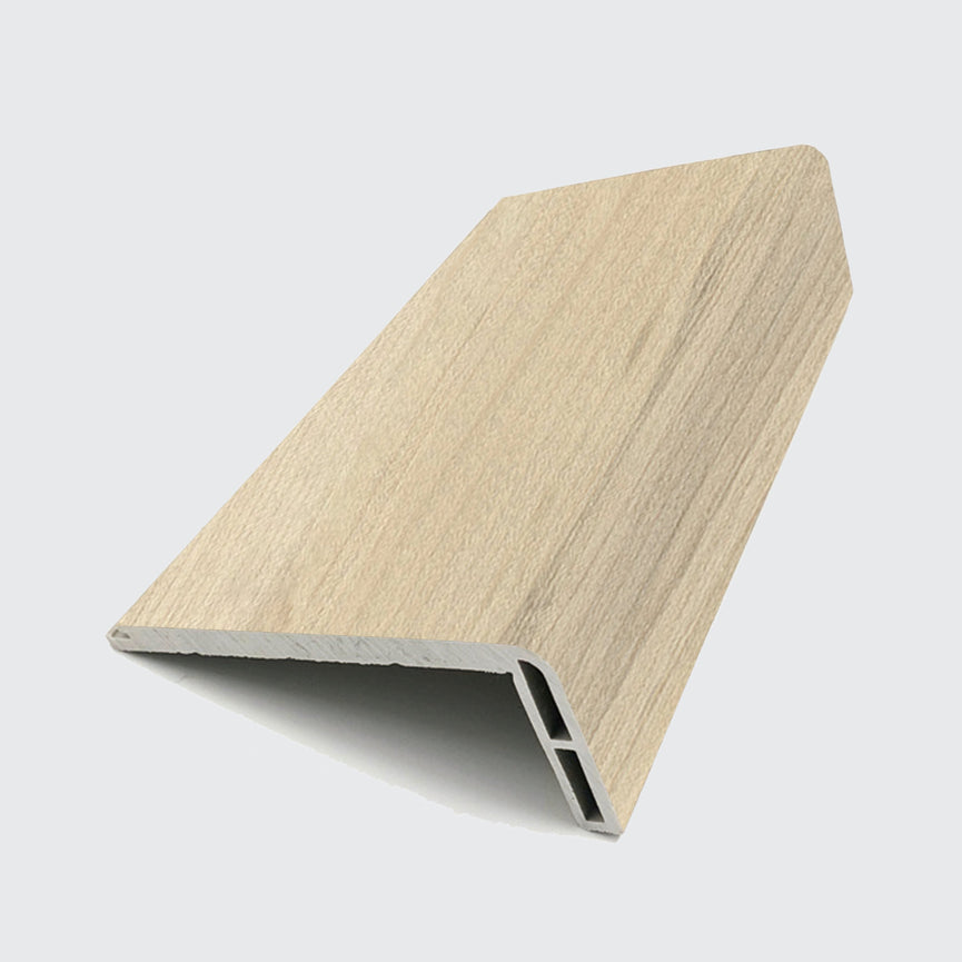 Nez de marche en merisier naturel pour vinyle SPC, finition élégante et protection des bords d'escalier. Imperméable, résistant et facile à installer pour un aspect harmonieux. Vinyles SPC,Nouveautés,En stock,Tous produits