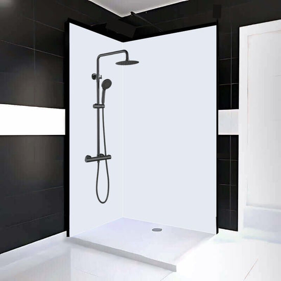 Panneau en PVC blanc mat, installation dans une salle de bain moderne, dimensions 48 po x 96 po