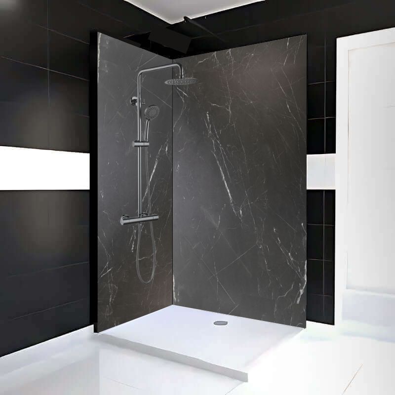 Panneau en PVC effet marbre noir mat, installation dans une salle de bain moderne, dimensions 48 po x 96 po