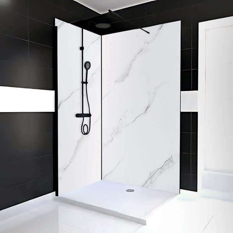 Mur de douche en PVC effet marbre blanc élégant dans une salle de bain moderne