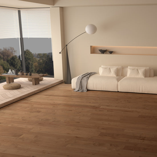 Plancher d'ingénierie érable Java dans un salon moderne et lumineux. Parquet brun chaleureux, canapé blanc, grande fenêtre, ambiance épurée et naturelle. Nouveautés, En stock, Tous produits, Plancher d'ingénierie