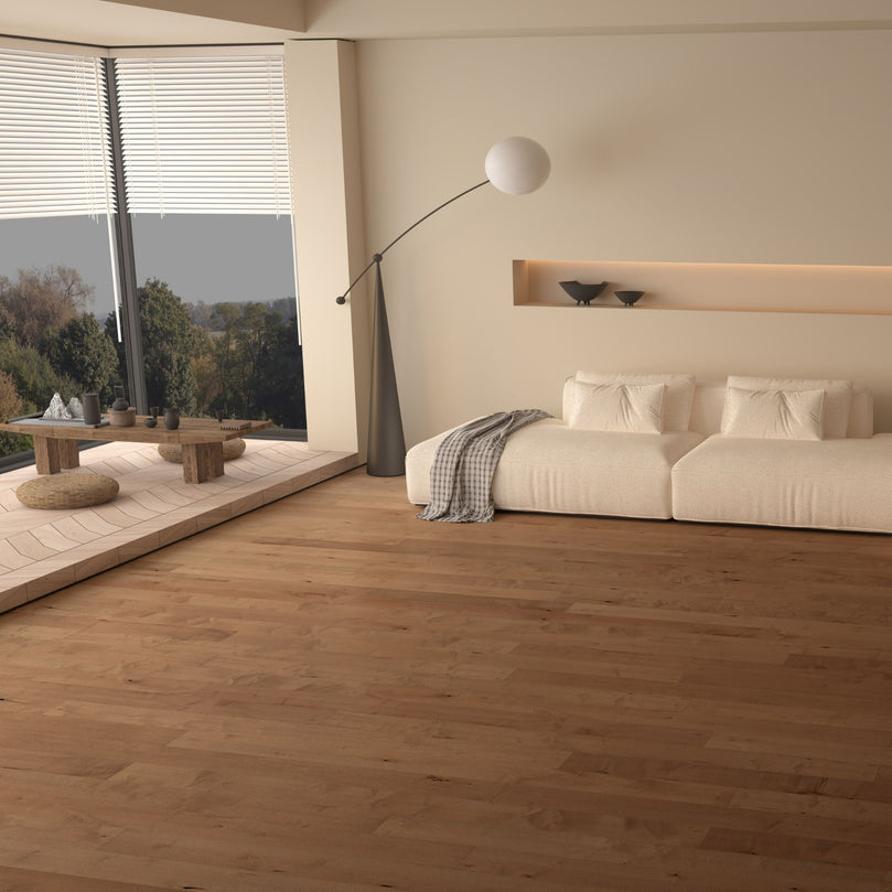 Plancher d'ingénierie érable Java dans un salon moderne et lumineux. Parquet brun chaleureux, canapé blanc, grande fenêtre, ambiance épurée et naturelle. Nouveautés, En stock, Tous produits, Plancher d'ingénierie
