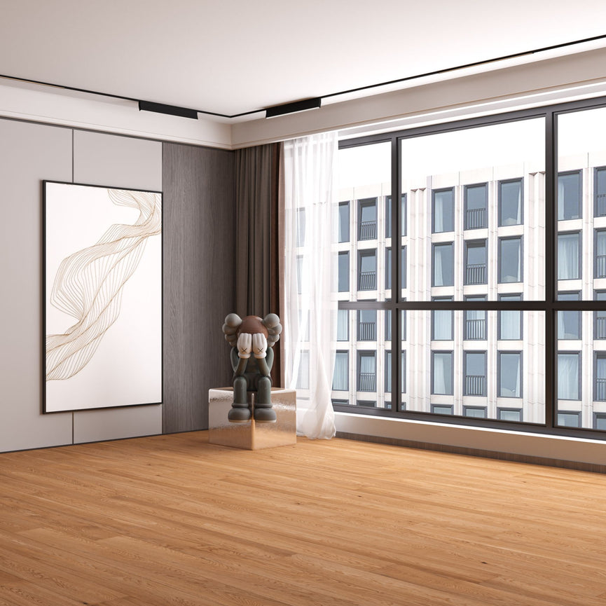 Plancher d'ingénierie en chêne blanc, couleur granola, dans un intérieur moderne avec grandes fenêtres. Finition mate et brossée, aspect élégant et chaleureux. Nouveautés, En stock, Tous produits, Plancher d'ingénierie