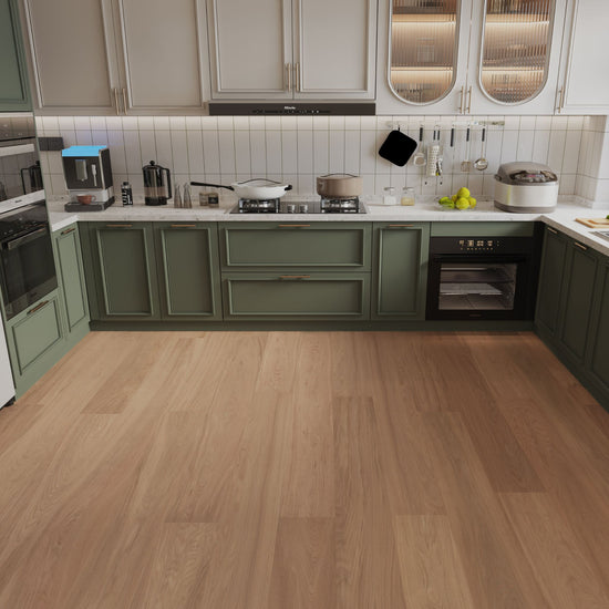 Plancher d'ingénierie en chêne blanc osier dans une cuisine moderne avec armoires vertes et blanches, illustrant la beauté et la polyvalence du produit dans un intérieur contemporain. Nouveautés, En stock, Tous produits, Plancher d'ingénierie
