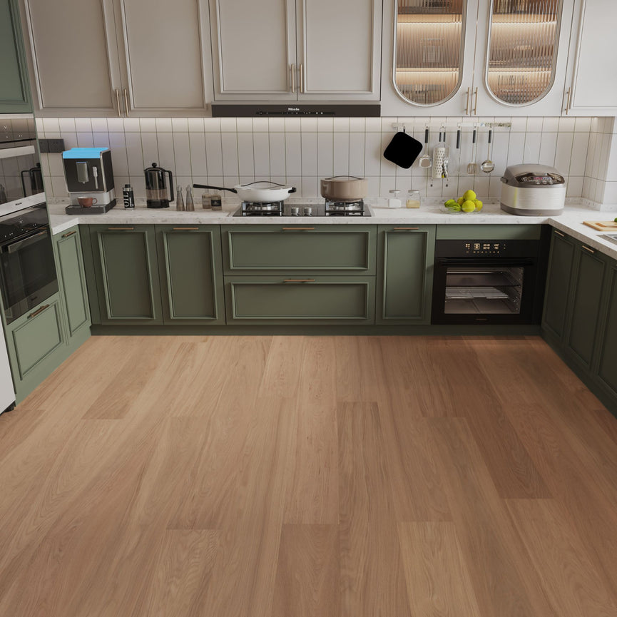 Plancher d'ingénierie en chêne blanc osier dans une cuisine moderne avec armoires vertes et blanches, illustrant la beauté et la polyvalence du produit dans un intérieur contemporain. Nouveautés, En stock, Tous produits, Plancher d'ingénierie