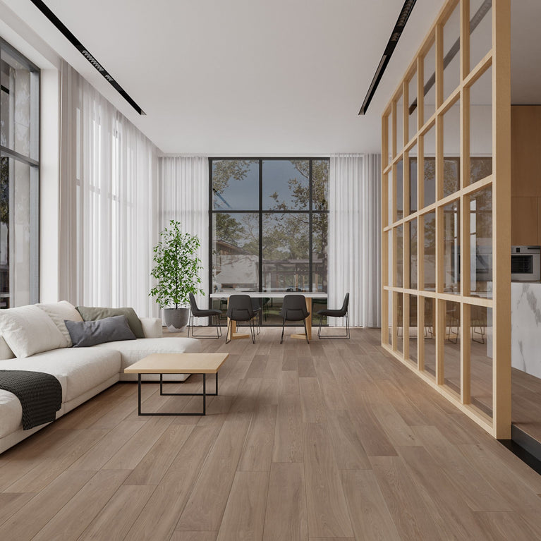 Salon moderne avec plancher d'ingénierie en chêne blanc Portobello, grande fenêtre, canapé blanc, table basse en bois, étagères ouvertes, espace lumineux et aéré. Nouveautés, En stock, Tous produits, Plancher d'ingénierie
