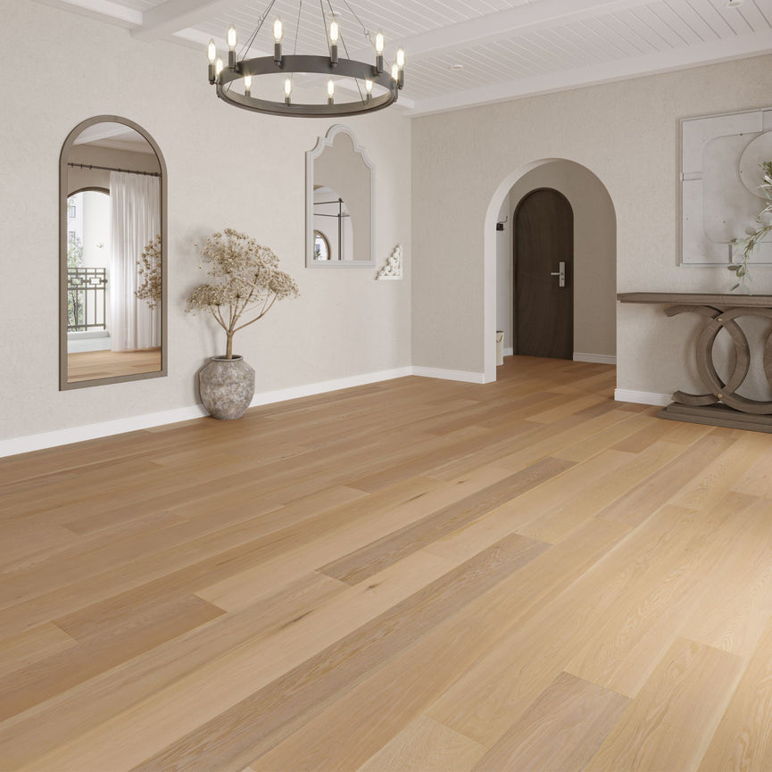 Plancher d'ingénierie en chêne blanc grade exclusif couleur vanille dans un intérieur élégant avec murs blancs, arches et lustre circulaire. Aspect chaleureux et luxueux. Nouveautés, En stock, Tous produits, Plancher d'ingénierie